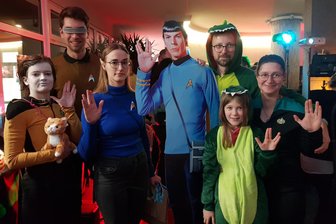 Erstes Star-Trek-Fantreffen: Raumschiff „Enterprise“ legt im Vogtland an - Der „Vulkanische Gruß“ ist ein verbindendes Element der Star-Trek-Fangemeinde und bedeutet "Lebe lang und in Frieden".