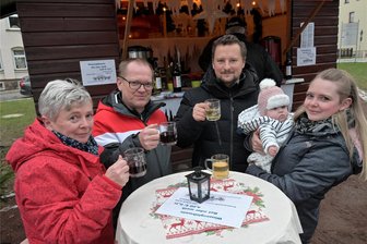 Erstes Stollberger Winterdorf mit positiver Resonanz - Haben den Stollberger Wintermarkt besucht (v. l.) Kathleen und Mike Schneider aus Oberdorf, Florian Nobis und Madeleine Schneider aus Raum mit ihrer Tochter Frieda. Foto: Ralf Wendland