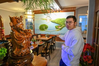Erstes Sushi-Restaurant in Burgstädt eröffnet: Winkekatze trifft auf Holztäfelung in Traditionsgaststube - Hoang Vu Tran hat mit seiner Familie das erste Sushi-Restaurant in Burgstädt eröffnet. Bis 2023 betrieb Familie Naumann das Restaurant „Scharfe Ecke“ mit gutbürgerlicher Küche dort. Jetzt gibt es Sushi und vietnamesische Speisen.