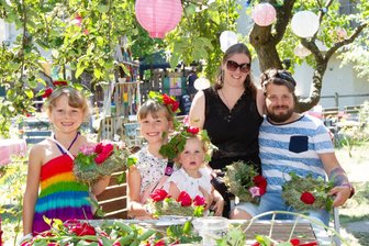 Erstes Unikatival: Sommerliches Benefiz-Festival an den Plauener Weberhäusern - Maria und Rene Stuffrein aus Leipzig bastelten mit ihren Kindern Aliya, Talida und Malina (v.li.) Blumenkränze.