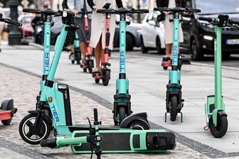 Erstes Verbot für Leih-E-Scooter in Deutschland: Auch in Chemnitz denkbar? - Berlin: Leih-E-Scooter (u.a. von Tier und Bolt) auf dem Boulevard Unter den Linden. In Gelsenkirchen mussten beide Anbieter nun ihre Roller entfernen. (Archiv)