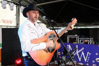 Erstes Volksfest in der Coronakrise: Kleines Haldenfest sorgt in Brand-Erbisdorf für Laune - André Böhme, Frontmann von "Hot Ride", gab am ersten Abend des "Kleinen Haldenfestes" ein Country-Solokonzert.