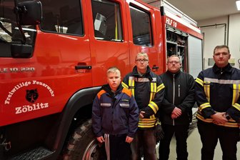 Erstes Weihnachten ohne Mutter: Kameraden der Jugendfeuerwehr Zöblitz verlieren Mutti an Nikolaustag - Die Söhne Finlay und Jamie sowie Ehemann Sandro Freund (v. l.) trauern um Mutti bzw. Partnerin Beatrice Freund. Jugendfeuerwehrwart Sebastian Arnold leistet der Familie Beistand.