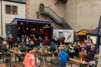 Erstes Weinfest in Rochlitz lockt viele Besucher an -
