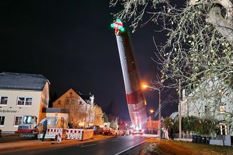 Erstes Windrad-Rotorblatt aus Mittweida unterwegs: Sturm verhindert Abladen in Wiederau - Das Rotorblatt beim Transport durch Altmittweida.