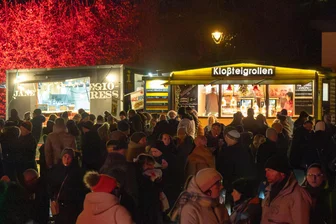 Erstes Winterglühen in Burgstädt: Tausende Besucher bei der Premiere am Taurasteinturm - Auf der Freilichtbühne am Fuße des Burgstädter Taurasteinturms findet am Wochenende nach Weihnachten das erste Winterglühen statt.