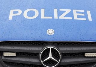 Ersthelfer befreien Schwerverletzte aus Auto - 