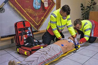 Ersthelfer in Eppendorf: Noch vor dem Rettungsdienst vor Ort - Paul Morgenstern (l.) und Conrad Schwulst von der First-Respondergruppe üben das Anlegen einer Stütze zur Ruhigstellung der Halswirbelsäule. 