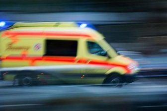 Ersthelferin wird von eigenem Auto erfasst -