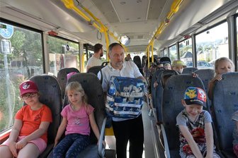 Erstklässler in Stollberg üben das Fahren mit dem Bus: Undine stürzt beim Bremsmanöver - Busschule in Stollberg: Busfahrer Falk Strunz erklärt Grundschülern das richtige Verhalten im Bus.