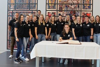 Erstliga-Aufsteigerteam verewigt sich im Ehrenbuch der Stadt Zwickau - Die Mannschaft des BSV Sachsen Zwickau mit Kapitänin Isa-Sophia Rösike (am Tisch) nach dem Eintrag ins Ehrenbuch der Stadt. 