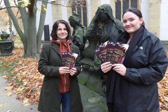 Erstmals Adventsmarkt am Dom zu Freiberg: Warum der Grüne Friedhof am Samstag leuchtet - Jana Tschapek (l.) vom Freiberger Dom und die Bundesfreiwillige Ella Schneider freuen sich auf den ersten Adventsmarkt am Dom.