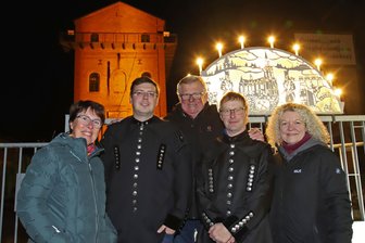 Erstmals Adventszauber mit Glühwein, Stockbrot und mehr am Reinsdorfer Heimat- und Bergbaumuseum - Sie machen Weihnachtsstimmung am Reinsdorfer Museum (v.l.): Simone Kraft, Ronny Fiebig, Michael Kraft, Roland Mittelbach und Denise Marzin.