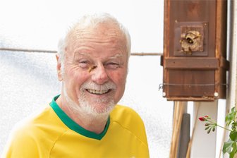 Erstmals Asiatische Hornisse in Plauen aufgetaucht? Was das Ministerium zu einem Verdacht eines Vogtländers sagt - Nicht nur ein Vogelfreund: Ulrich Riemer beherbergt Hornissen im Nistkasten auf seinem Balkon.