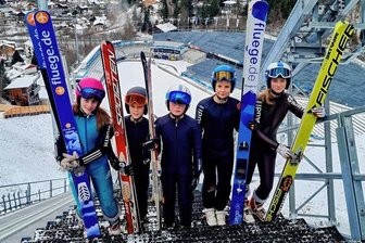 Erstmals auf dem Podest - Marit Lehmann, Jakob Götzel, Pepe Schönherr, Merle Probst und Luna Göhler (von links) auf der Schanze in Oberstdorf.