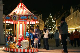 Erstmals auf dem Weihnachtsmarkt in Auerbach: Was Kindern mit Spenden ermöglicht werden soll - Mit den Spenden sollen Kinder freie Fahrt auf dem Karussell bekommen.