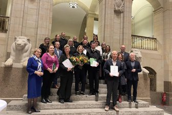 Erstmals Ausstellung im Erzgebirgskreis prämiert: Kohlewelt erhält Sächsischen Museumspreis - Die Sächsische Kulturministerin Barbara Klepsch (links), die Gewinner des Museumspreises (Kohlewelt-Leiter Jan Färber 5. v.l.) und Juryvertreter.