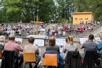 Erstmals Blaulichtgottesdienst in Hainichen - Der Gottesdienst am Pfingstmontag auf der Freilichtbühne im Stadtpark Hainichen.