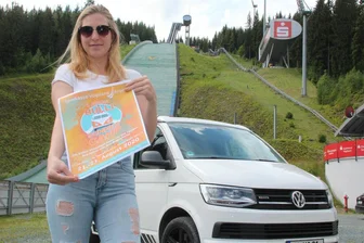 Lucienne Höppner wirbt für das Bulli Summer Camp in der Sparkasse Vogtland Arena.