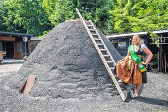 Erstmals entzündet eine Frau den Meiler in Sosa - Köhlerliesl Paula Mäurer darf als erste Frau den Meiler der Erlebnisköhlerei Sosa entzünden.
