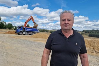 Erstmals erhält Treuen einen Vollsortimenter: „Junge Leute wollen doch vernünftig einkaufen gehen“ - Karl-Heinz Zehentner, Ceo der Zehentner & Seidel Unternehmensgruppe, baut nicht den ersten Rewe. Das Gelände in Treuen sei anspruchsvoll, da abschüssig. Viel Erde wird bewegt.