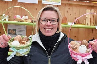 Erstmals Frühlingsmarkt in Markneukirchner Museum: Das gab es zu entdecken - Das Musikinstrumentenmuseum Markneukirchen war am Wochenende Schauplatz für einen Frühlingsmarkt. Daniela Seidel bot ihre selbstgefertigten Schmuckeier an.