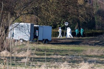 Erstmals Geflügelpest in Stall in Mittelsachsen: Tausende Tiere müssen gekeult werden - Auf dem betroffenen Hof in einem Jahnataler Ortsteil sind am Mittwochvormittag Mitarbeiter eingetroffen, um die 2500 Tiere zu keulen.