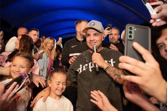 Erstmals im Vogtland: Dieter Bohlens Superstar Pietro Lombardi stellt das Naturtheater in Bad Elster auf den Kopf - Sänger Pietro Lombardi zeigte sich bei seinem Konzert im Naturtheater Bad Elster sehr publikumsnah. Viele Jugendliche und Kinder versuchten einen Schnappschuss mit ihrem Liebling zu bekommen.