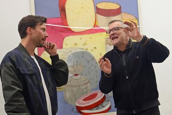 Erstmals in Plauen: Vater von Kraftklub-Brüdern stellt im Forum K aus - Der Chemnitzer Jan Kummer (rechts) gab zur Vernissage in der Galerie Forum K Einblicke in sein künstlerisches Schaffen. Gastgeber René Seifert lud ihn zum Ausstellungsauftakt zu einem Künstlergespräch ein.