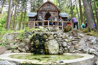 Erstmals in Sachsen: Bad Elster erhält einen Kur- und Heilwald - Die Kreuzkapelle gilt als größte und schönste Schutzhütte am Brunnenberg. Sie ist Station öffentlicher Wanderungen des Sachsenforsts und sommerlicher Andachten - die nächste ist am 2. September ab 15.30 Uhr.