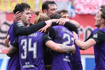 Erstmals nach 36 Jahren: Erzgebirge Aue gewinnt bei dezimierten Halleschen FC - Die Dotchev-Elf bejubelt den zwischenzeitlichen 2:2-Ausgleichstreffer durch Marcel Bär (links). Danach lief alles für den FC Erzgebirge Aue.