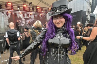 Erstmals Reborn-Festival in Zwickau: Worauf die Gothic-Szene viel zu lange warten musste - Doreen aus Großenhain kommt nicht nur wegen der Musik nach Zwickau: „Hier kann man Freunde finden“.
