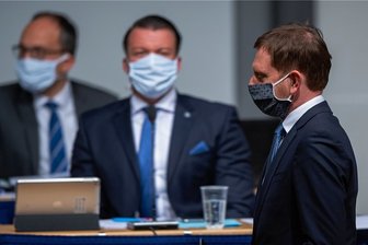 Erstmals seit 2006 wieder neue Schulden - Sachsens Regierungschef Michael Kretschmer (CDU) trägt während einer Sondersitzung des Landtages einen Mundschutz.