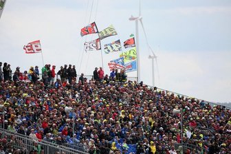 Erstmals seit 2016: Sachsenring-Grand-Prix knackt 200.000er-Marke - Der Sachsenring am Sonntag: Die Zuschauer verfolgen die Rennen.