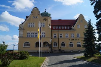 Erstmals seit 24 Jahren: Stadtrat Schöneck beschließt höhere Grundsteuer - 24 Jahre hat Schöneck die Grundsteuer nicht angefasst. Jetzt steigen die Hebesätze.