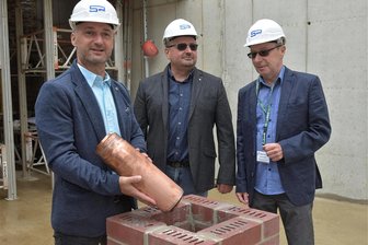 Erstmals seit einem Jahrzehnt: Adorf muss neue Schulden machen - Das Erlebniszentrum Perlmutter - im Foto Adorfs Bürgermeister Rico Schmidt (links) zur Grundsteinlegung am 31. Juli mit Stadtbaumeister Mario Beine (Mitte) und Museumsleiter Steffen Dietz - wird in den kommenden zwei Jahre viele Kräfte der Stadt binden.