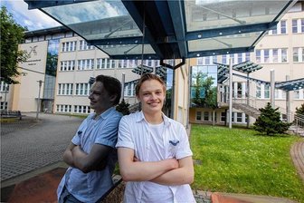 Erstmals seit Jahren: Gymnasiast des Plauener BSZ e.o.plauen glänzt mit Traumnoten - Robin Schuster aus Plauen, hier vor seinem BSZ e.o plauen, hat gut lachen: Sein Notenschnitt ist sogar noch besser als 1,0, und die Ferien sind lang.
