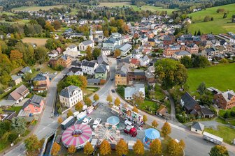 Erstmals seit vielen Jahren wieder mit Riesenrad: Erlbacher Kirwe startet am Freitag - Im herbstlich angefärbten Familienurlaubsort Erlbach steigt von Freitag bis Montag die 313. Kirwe. Auf dem Kirweplatz steht zum ersten Mal ein Riesenrad. Jahrelang hatten sich die Erlbacher darum bemüht.