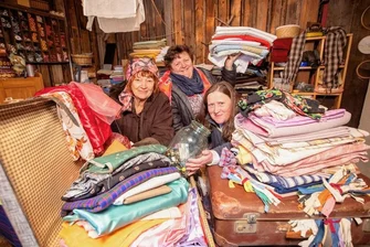 Erstmals Stofftrödelmarkt bei den Hexen in den Plauener Weberhäusern - Das Lager ist gut gefüllt, wie Oberhexe Margitta Schier, Simone Süß und Bettina Liedtke (von links) am Freitag demonstrierten.