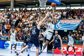 Erstmals überhaupt in der Bundesliga: Niners Chemnitz verlieren das Ostderby gegen den Mitteldeutschen BC aus Weißenfels - Sie haben gekämpft, aber es hat nicht gereicht: Die Niners Chemnitz um Olivier Nkamhoua verloren das Derby beim MBC in Weißenfels mit 95:97.
