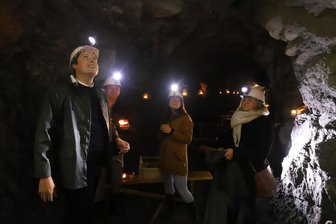 Erstmals unter Tage: Gottesdienst zum Karsamstag im Besucherbergwerk Reiche Zeche Freiberg - Staunen über das Licht im Fels: Justus Geilhufe, Sebastian Böhme, Johanna Reuter und Christin Böhme (v. l.) in 147 Meter Tiefe.