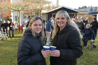 Erstmals Weihnachtsmarkt am Seniorenzentrum in Aue - Erstmals fand ein Weihnachtsmarkt am Seniorenzentrum Brünlasberg statt. Darüber freuten sich auch Sabrina Mach (links) und Sina Goldhahn von der Heimleitung.