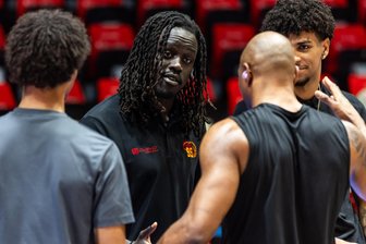 Erstmals wieder in der Halle und von den Fans gefeiert: Wie es um die Gesundheit von Niners-Spieler Aher Uguak steht - Aher Uguak war am Sonntag erstmals wieder bei einem Spiel der Niners in der Halle und wurde von den Fans frenetisch gefeiert.