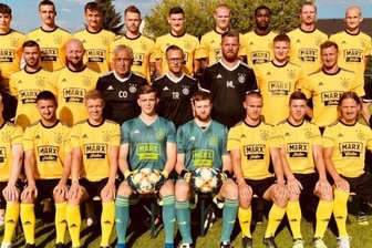 Erstmals zu dritt - SG Handwerk Rabenstein: Hinten von links: Maeder, Adam, Schaltonat, Bazan, Anders, Weigel, Bah, Bretfeld, Schirrmeister. Mitte von links: Physio Susanne Fischer, Mühlig, Karnapp, Co-Trainer Bernd Eichenmüller, Trainer Ringo Delling, Mannschaftsleiter Eric Frenzel, Schulz, Kisser, TW-Trainer Andreas Lecker. Vorn von links: Kaiser, Grunert, Schramm, Landgraf, Rohleder, Weigel, Naumann, Scherres. 