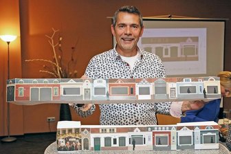 Erstmals Zwickauer Weihnachtsmarkt im Domhof - Matthias Rose, Märktechef der Kultour Z., präsentiert ein Modell der Buden im Gründerzeitstil, die im Domhof aufgestellt werden.
