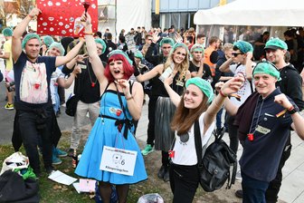 Erstsemester in Freiberg nicht zu überhören - Die "Erstis" wurden mit Schutzhäubchen ausgestattet und mussten sich eine Gruppe suchen. Über 400 Studierende waren in diesem Jahr am Start.