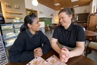 Erweiterte Öffnungszeiten in Lengenfelder Café: Was das „Pustekuchen“ im neuen Jahr noch vorhat - Ein eingespieltes Team im „Café Pustekuchen“: Sheril Martin (links) und Lydia Marek.