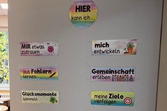Erweiterung der Rochlitzer Grundschule: Klares Signal der Stadt an junge Familien - Die Sprüche an dieser Klassenzimmertür stehen sinnbildlich für die neue Lernumgebung.