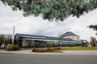Erweiterung des Plauener Stadtbads: Diese drei Bausteine sind geplant - Das Plauener Stadtbad ist gefragt: Weil die Kapazitäten nicht ausreichen, soll an der Schwimmhalle ein Anbau entstehen - und zwar auf der im Foto gezeigten linken Gebäudeseite. 