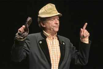 Erwin Pelzig in Bad Elster: „Es gibt eine Armutsgrenze. Warum keine Reichtumsgrenze?“ - Mit seinem Programm „Der wunde Punkt" begeisterte Frank-Markus Barwasser das Publikum.
